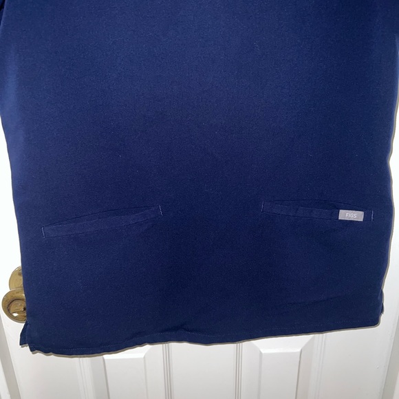 Figs- Casma™ Three-Pocket Scrub Top - Picture 5 of 11